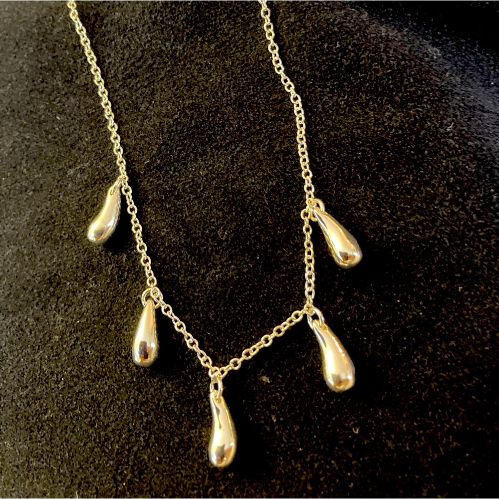 Silver look necklace.